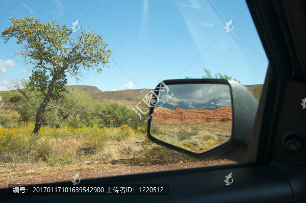 汽車鏡中的猶他紅巖