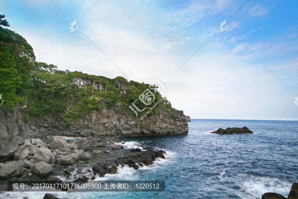 一個(gè)多巖石的海岸線