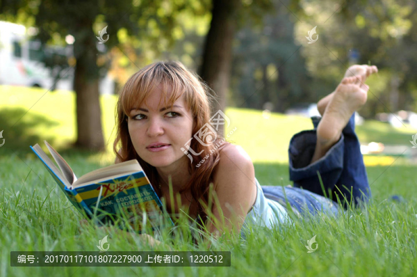 讀一本書的女孩
