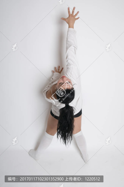 性感的年輕女人在她的20個(gè)白色背景-匯圖網(wǎng) www.fosd68.com 性感的年輕女人在她的20個(gè)白色背景