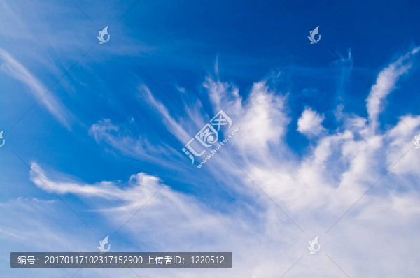 在藍(lán)天白云上的白色蓬松的云朵