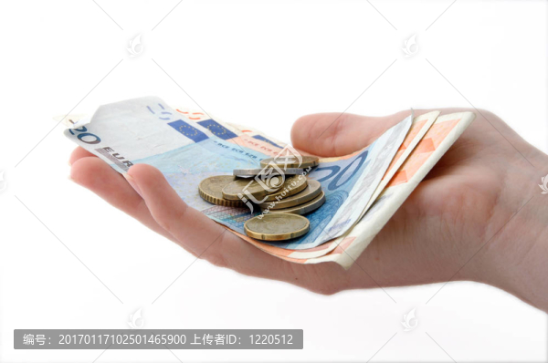 歐元硬幣和手上的筆記