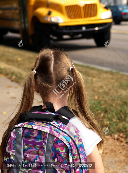 女孩在等校車