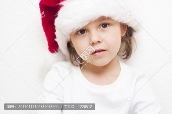 小女孩打扮得像