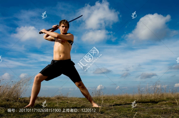 男子武士刀天空