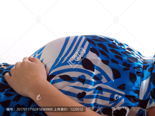 孕婦的肚皮穿著藍(lán)白相間的連衣裙
