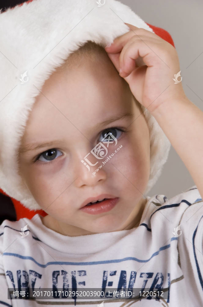 小男孩戴著圣誕帽