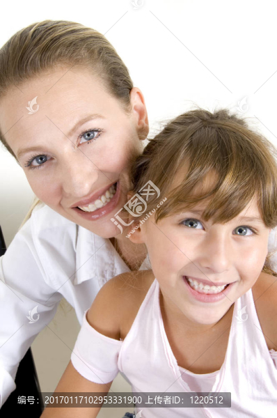 快樂的母親和女兒