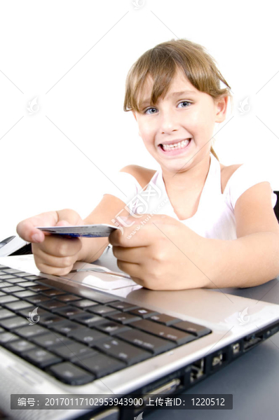 微笑女孩與筆記本電腦和信用卡
