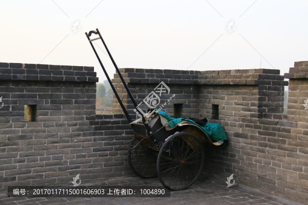 平遙城樓上的黃包車