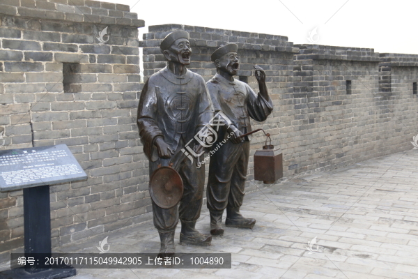 古城樓上的更夫雕塑