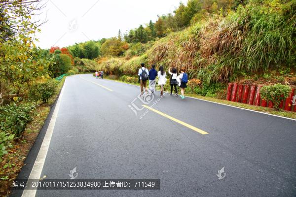 塔川公路上的行人