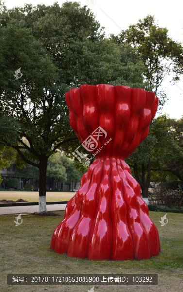 紅色抽象雕塑