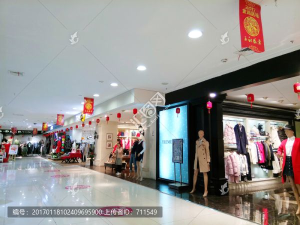 商場(chǎng)服裝店