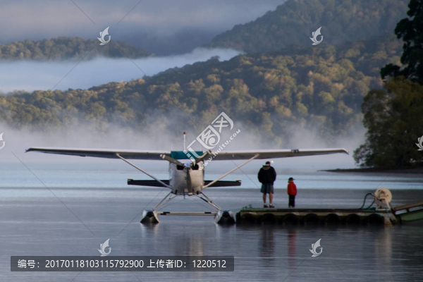 父親和兒子和一架飛機