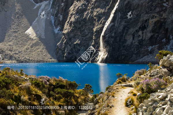 山上的湖