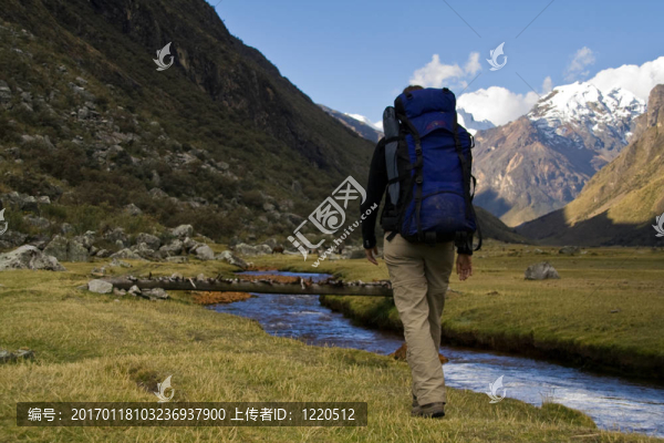 女性徒步旅行