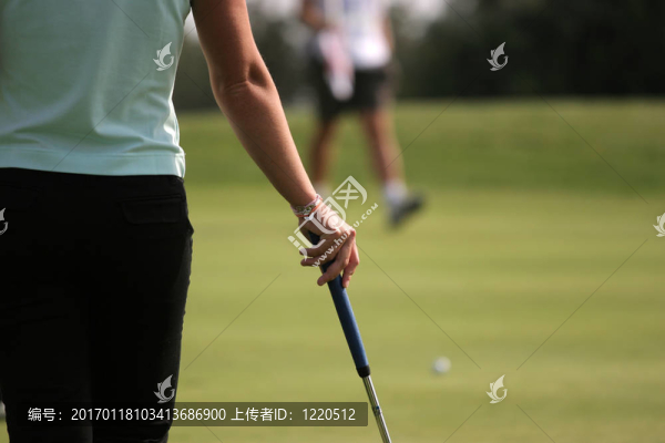 女士高爾夫球手在推桿