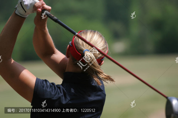 女士高爾夫球擺動動作