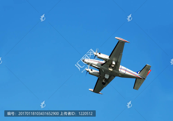 藍(lán)天上空的飛機(jī)