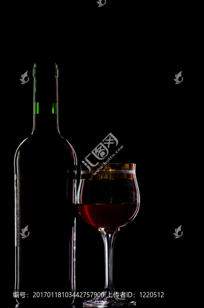 帶瓶的酒杯