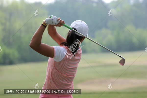 女士高爾夫球擺動動作