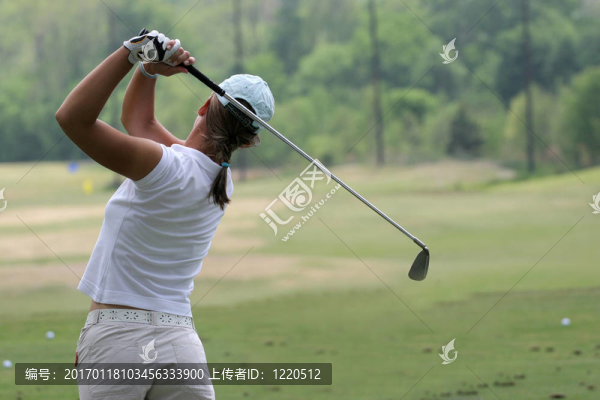 女士高爾夫球擺動動作