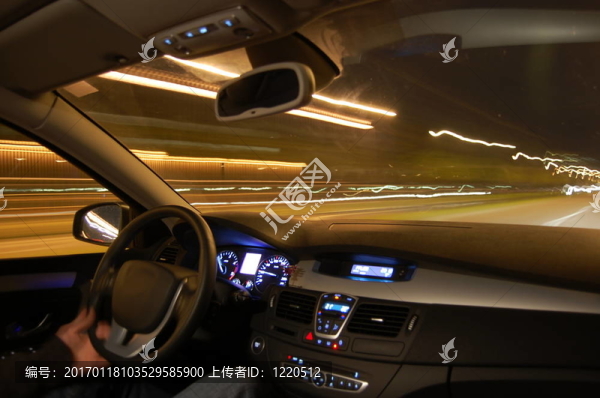 汽車在夜間運動