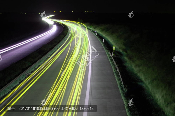 夜間交通燈模糊的道路