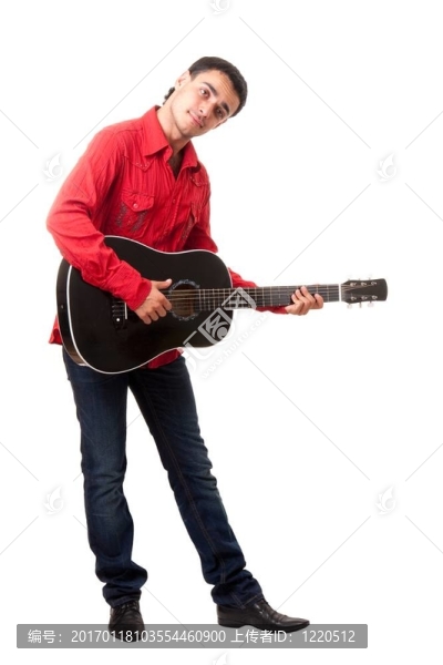 吉他手。穿紅襯衫的男人。