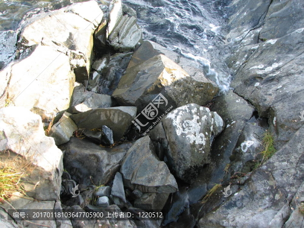 潮濕的石頭-匯圖網(wǎng) www.fosd68.com 潮濕的石頭