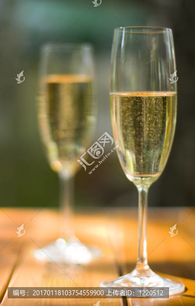 兩香檳酒杯