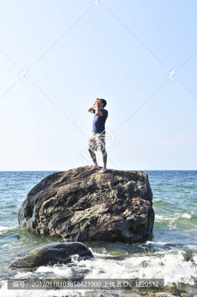 被困在一塊海洋巖石上的人