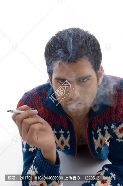 放置男拿香煙