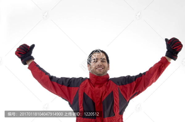 年輕男子伸展雙臂