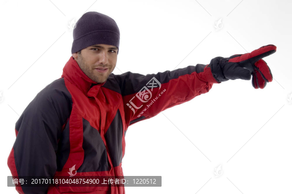 穿冬衣和手套的休閑男子
