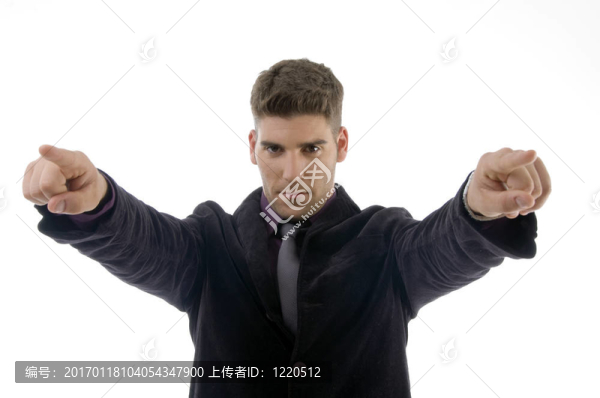 年輕律師指著手指