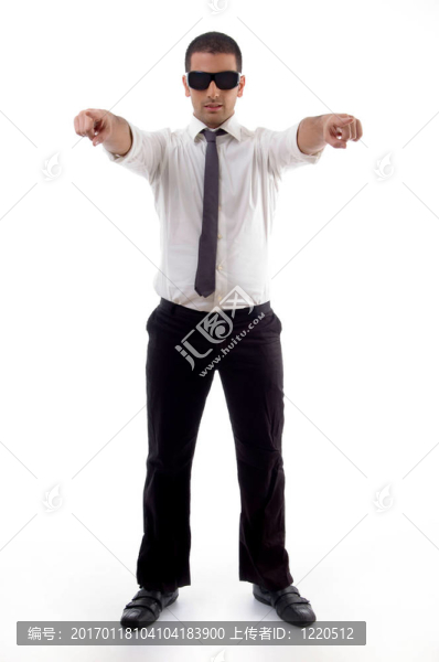 站立專業(yè)男子雙手指點(diǎn)