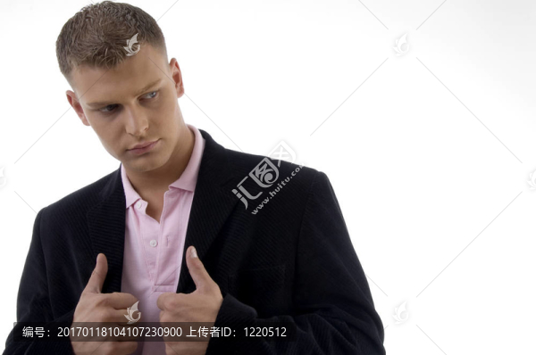 商人拿著外套，側(cè)身看