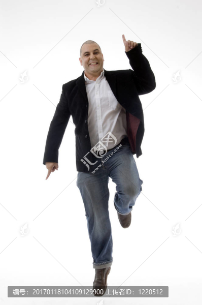 快樂的白人男子喜歡跳舞