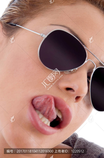 女人舔她的嘴唇