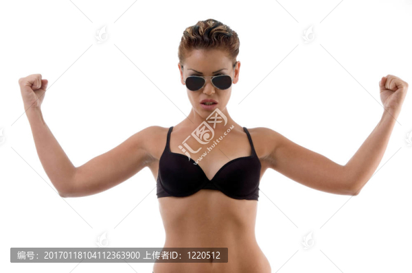 性感的女人展示她的肌肉