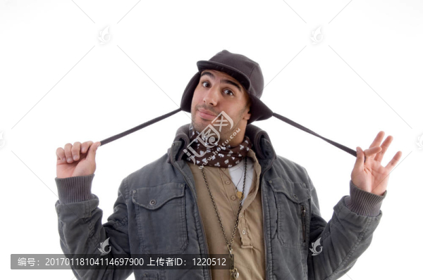 穿著冬季夾克的年輕人