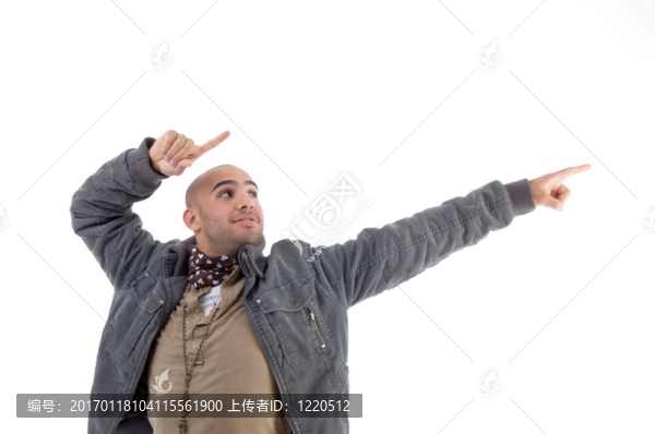 年輕人指著側(cè)