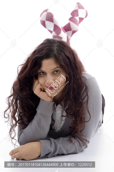 女性看相機在時尚說謊姿勢