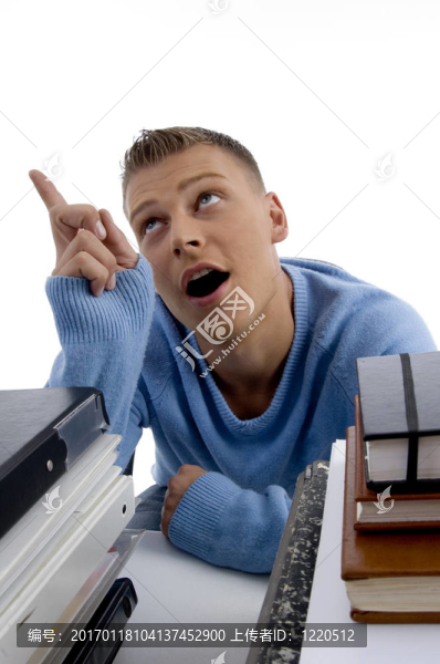 英俊男子指著一旁