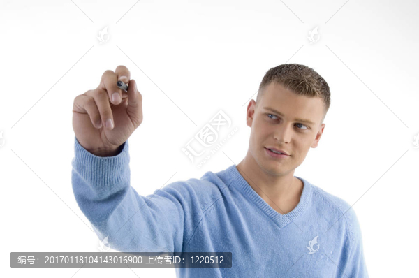 年輕人用鋼筆指著