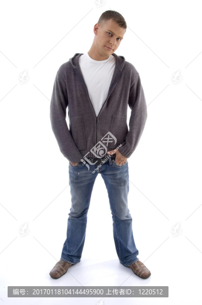 站著的年輕英俊的男人