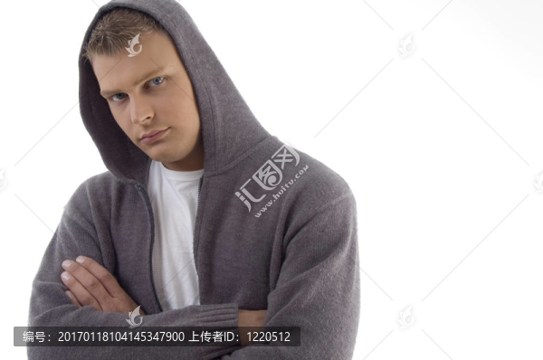 年輕英俊男子交叉胳膊的肖像