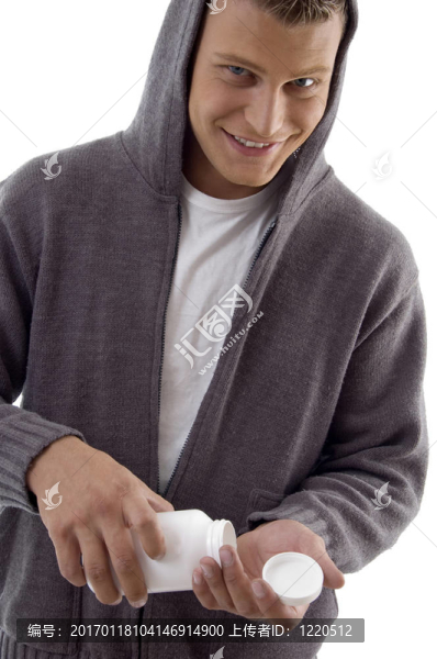 年輕英俊的男子服用維生素